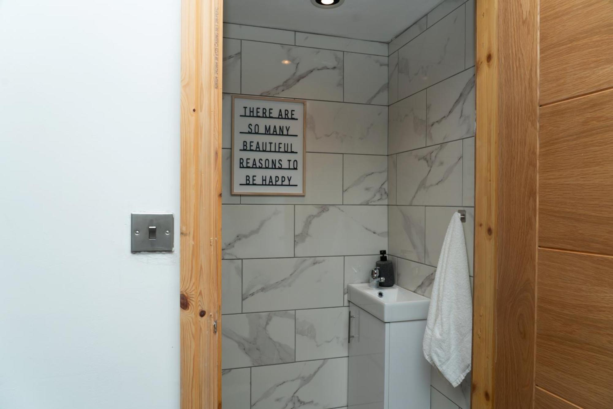 Double Bedroom Near Etihad And Coop Live With Free Parking, Shared Kitchen & Bathroom - Including Free 1-Hour Early Check-In Or Late Check-Out For Bookings Until July Manchester Ngoại thất bức ảnh