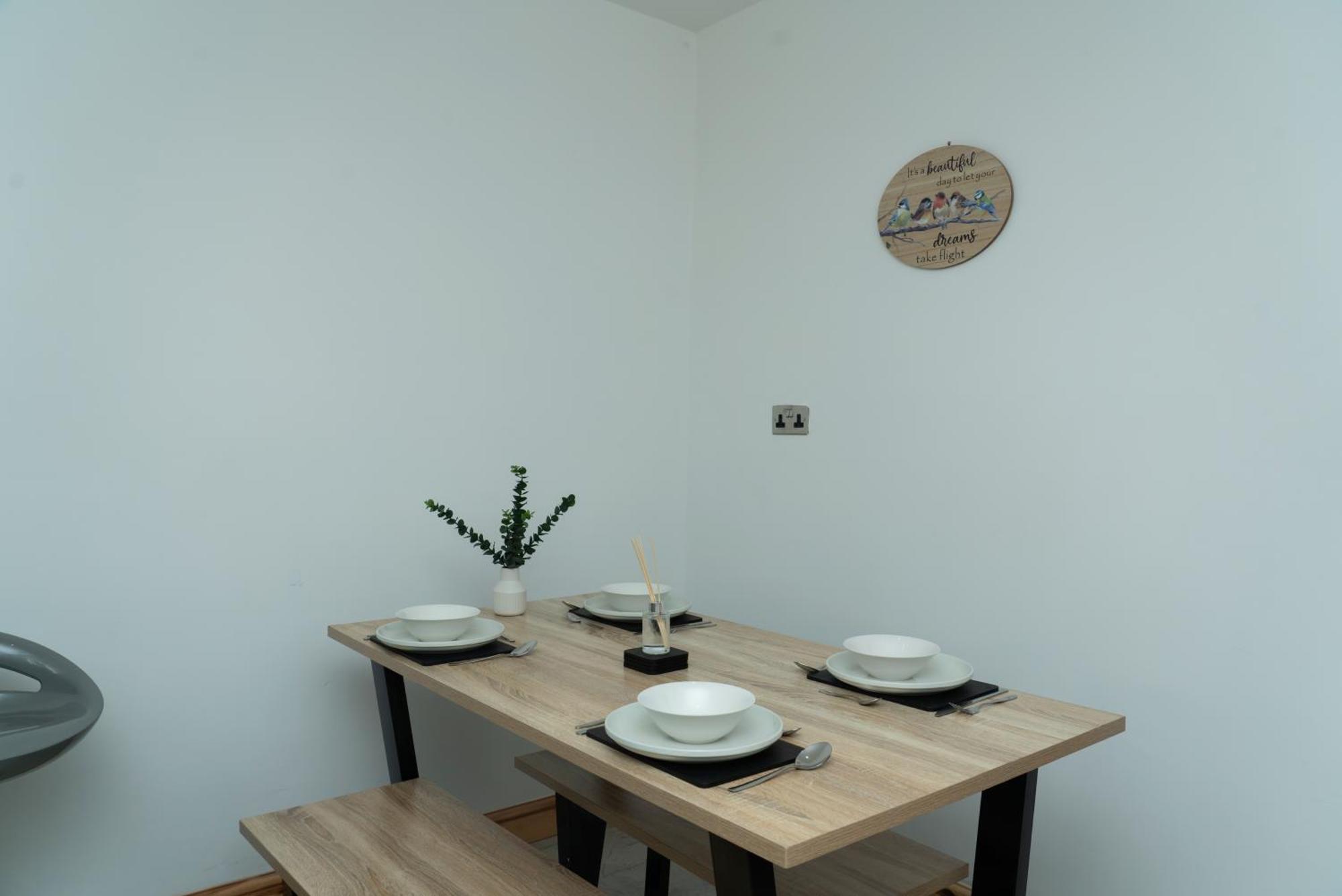 Double Bedroom Near Etihad And Coop Live With Free Parking, Shared Kitchen & Bathroom - Including Free 1-Hour Early Check-In Or Late Check-Out For Bookings Until July Manchester Ngoại thất bức ảnh