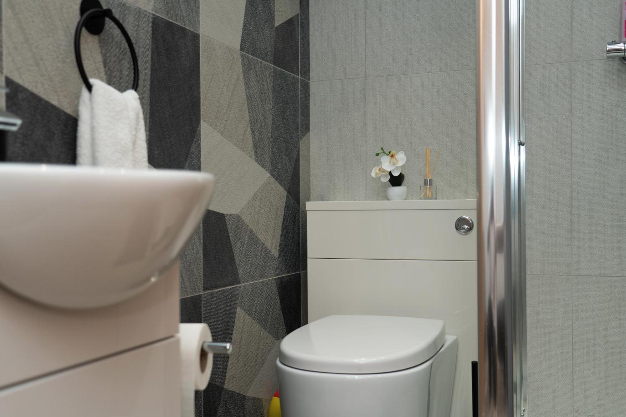 Double Bedroom Near Etihad And Coop Live With Free Parking, Shared Kitchen & Bathroom - Including Free 1-Hour Early Check-In Or Late Check-Out For Bookings Until July Manchester Ngoại thất bức ảnh